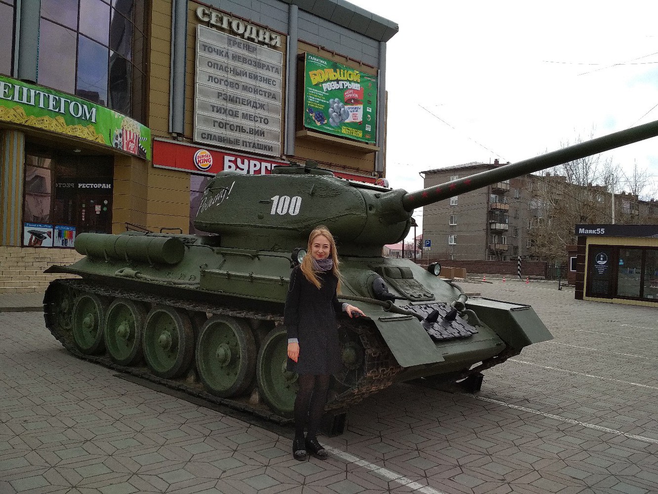 Купить танк в омске. Т34 в Омске. Танк т-34 Омск. Танки т34 в Омске. Т34 в Омске во дворе.
